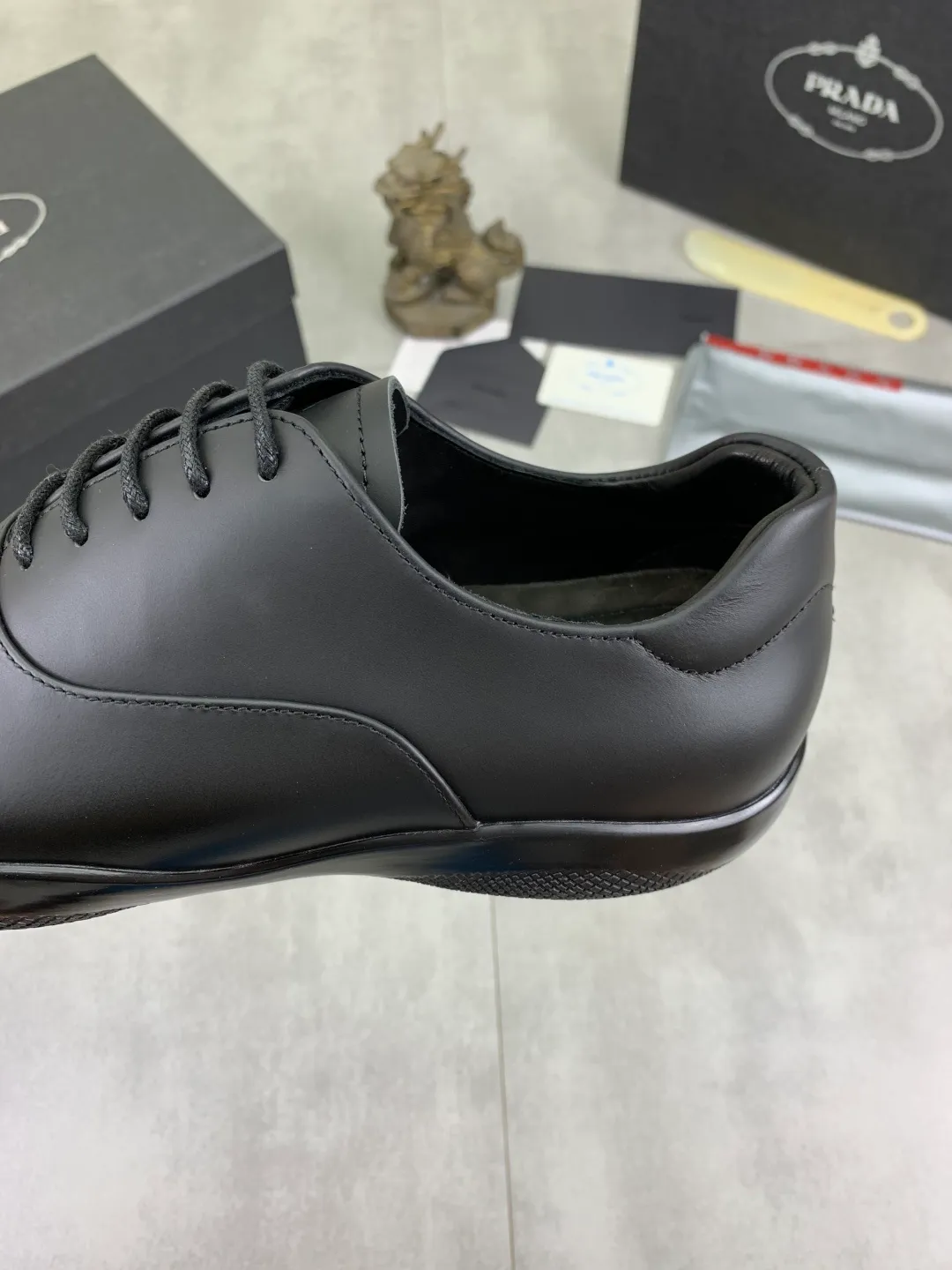 Men's men's shoes💰P580💰【New style】Top quality, classic popular models on the official website, timeless for a century,🆘 The trendy brand (Prada) mainly promotes popular models, avant-garde and versatile fashionable men's shoes, private version molding, cowhide surface splicing 1:1 oil edge processing... fashionable and simple, original imported cowhide interior cowhide feet; the atmosphere and personality are more fashionable, eye-catching and pursuing class. It will subvert old ideas and be a must-have for fashionistas who want to spend time with you! Must keep it! High-end comfort, high-end quality workmanship. Size: 38-44 Available in black. full package